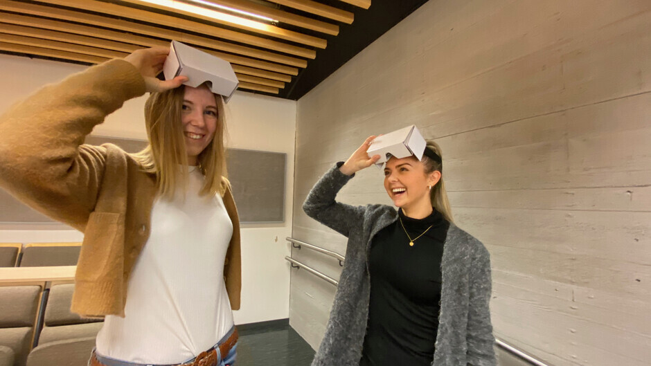Grunnskolelærer studentene Karoline Arneberg (venstre) og Emely Taraldsen (høyre) vill bruke VR briller i undervisningen for å diskutere etiske problemstillinger som kan dukke opp i klasserommet.