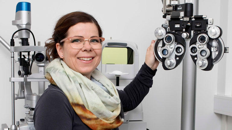 Synsforsker Gro Horgen Vikesdal i forskningslaboratoriet for øyemotorikk ved Nasjonalt senter for optikk, syn og øyehelse ved HSN.