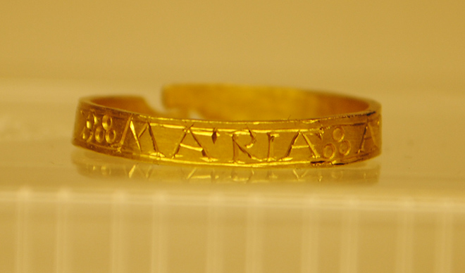 På smykke og andre verdifulle gjenstandar er innskriftene ofte bokstavar. Her ein ring med innskrifta «Maria». Foto: Elise Kleivane.