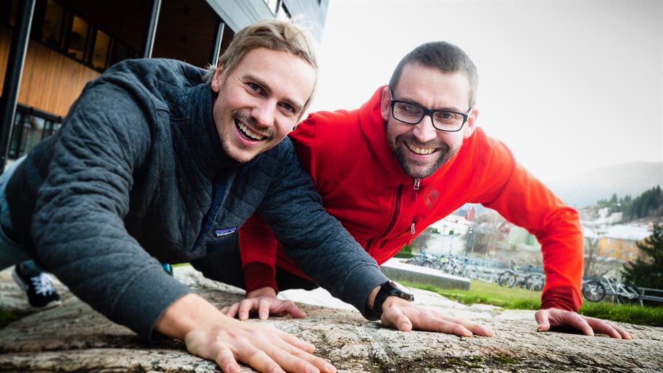 Espen Hermans og Atle Hole Sæterbakken forsker på klatring og prestasjon. De har blant annet vist at erfarne klatrere har like god effekt av statisk som dynamisk trening. (Foto: Terje Rudi)