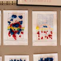 BARNEKUNST: Barna i den sørsamiske barnehagen Suaja Maanagierte i Snåsa har fargelagt bilder av det samiske flagget med både fargeblyanter og krepp-papir.
