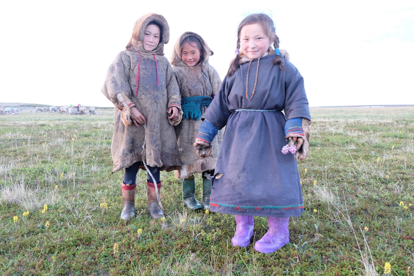 PÅ TUNDRAEN: Barna i Nenets er hjemme på tundraen bare tre måneder i året, resten av tiden går de på internatskole, langt hjemmefra. Foto: Privat