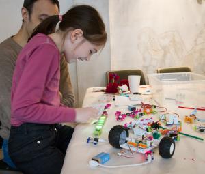 Ei jente på CityKids' Makerspace utforsker elektronikkens muligheter. Foto: Oslo Barnemuseum