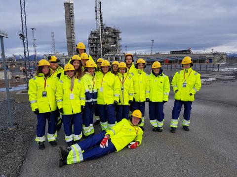  Elever fra Austrheim videregående skole i Hordaland jobbet på TCM Mongstad og undersøkte hva som var best egnet til å få ned CO2-utslippene i Norge - CO2-fangst eller fornybare energikilder. Foto: Anita Havnen/Lektor2