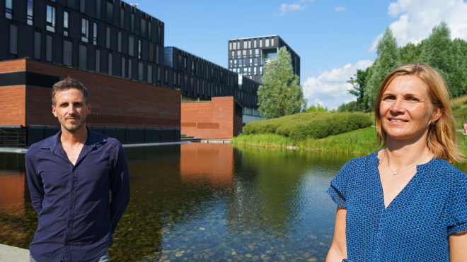 Alfredo Jornet Gil og Åse Bergundhaugen diskuterer det nye tverrfaglige emnet bærekraftig utvikling (foto: Magnus Heie/UiO).