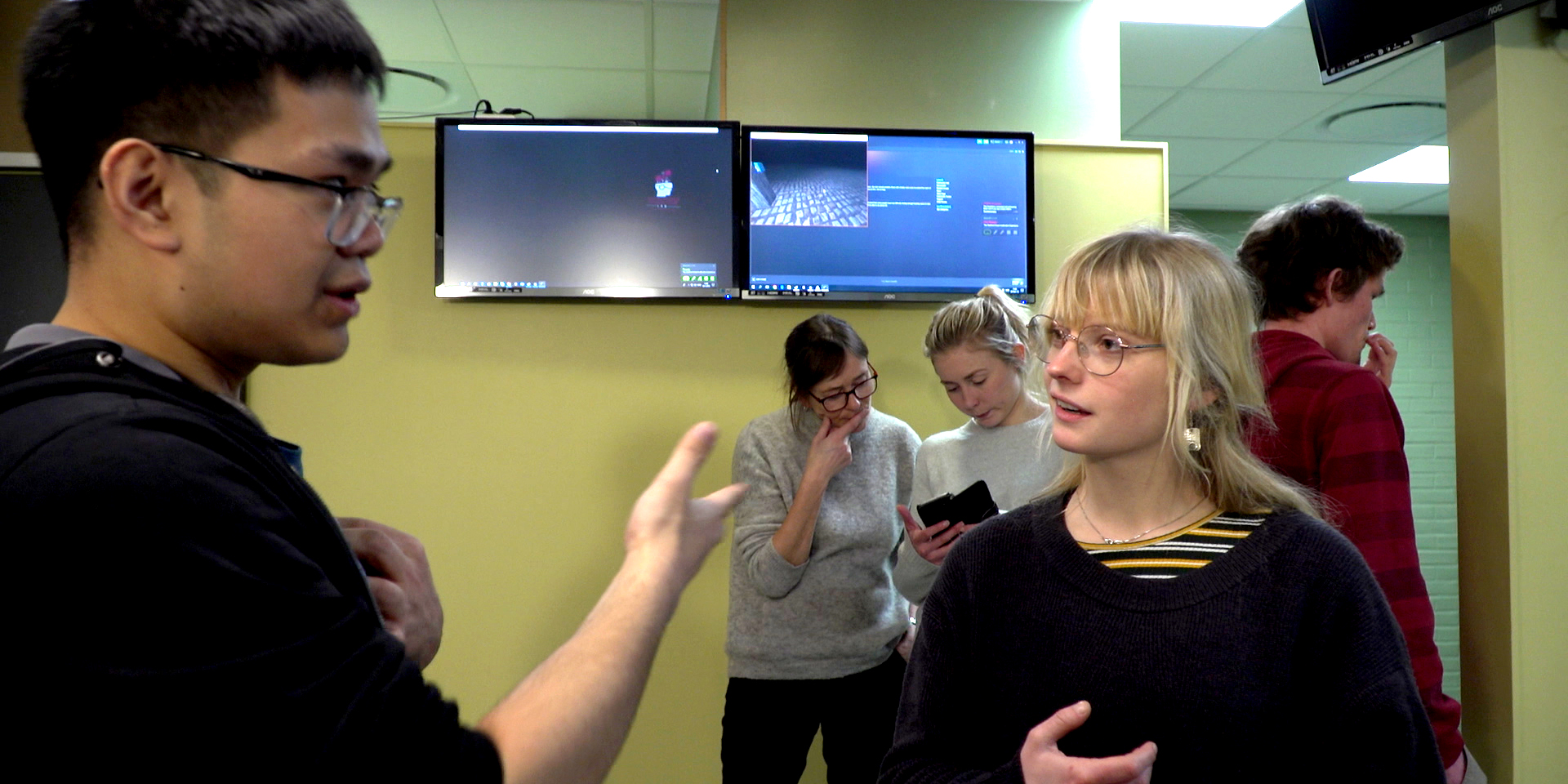 Sofie Rettestøl Olaisen har nettopp testet Carlo Alfredo Mortes interaktive VR-norskopplæring. Hun er student ved Praktisk pedagogisk utdanning og han er mastergradsstudent i informatikk. Foto: Monica Lilleengen/NTNU