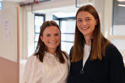 Jenny Halsen (t.v.) og Malin Helland ser fram til ein karriere i klasserommet. Foto: HVO / Steinarr Sommerset.