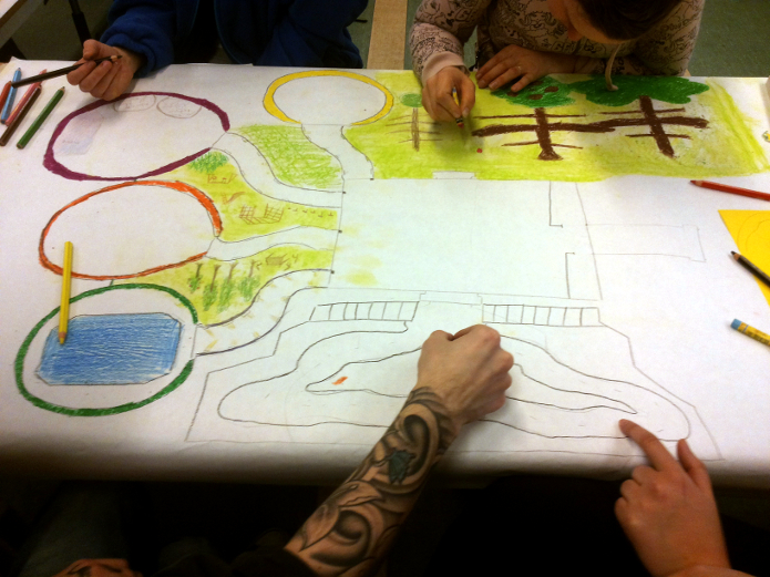 Studentene tegner uteområder i barnhagen. Foto: Bente Fønnebø