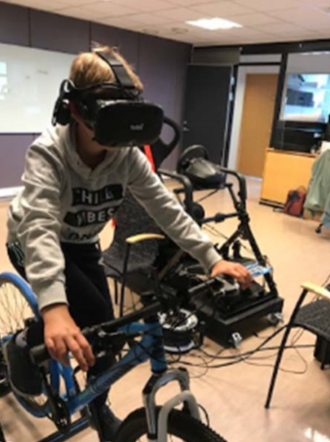 Øver trygt og sikkert i VR-laben. VR-brillene ga også forskerne sikre data på hvor barna fokuserte, og hvor lenge, gjennom såkalt eye-tracking. Foto: SINTEF