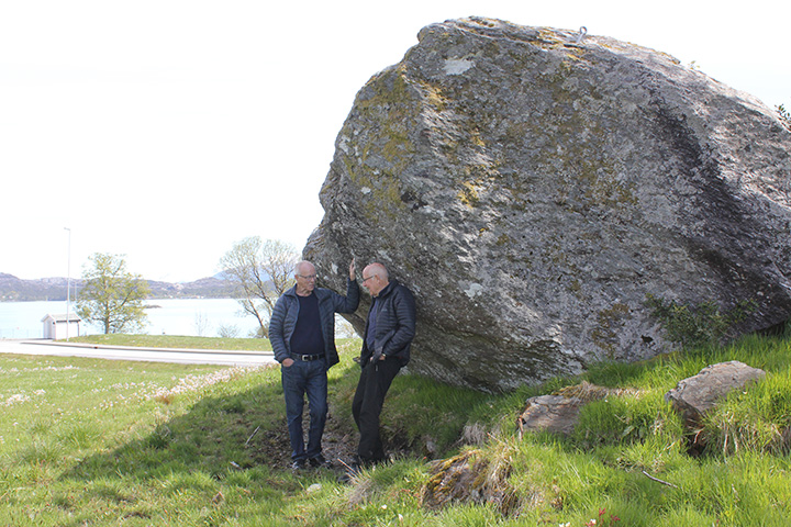 Forskarane Nils Tore Økland og Bjørn Bjørlykke har samla dei ulike forteljingane om steinen, saman med 2000 andre segner. (Foto: Hilde Zwaig Kolstad / HVL)