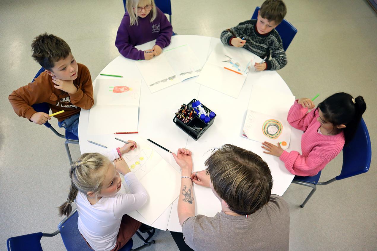 Eit godt teikn: Elevane i 2. klasse ved Skogn barne- og ungdomsskole set pris på at to lærarstudentar er saman med dei ein fast dag i veka. Foto: Bjørnar Leknes.