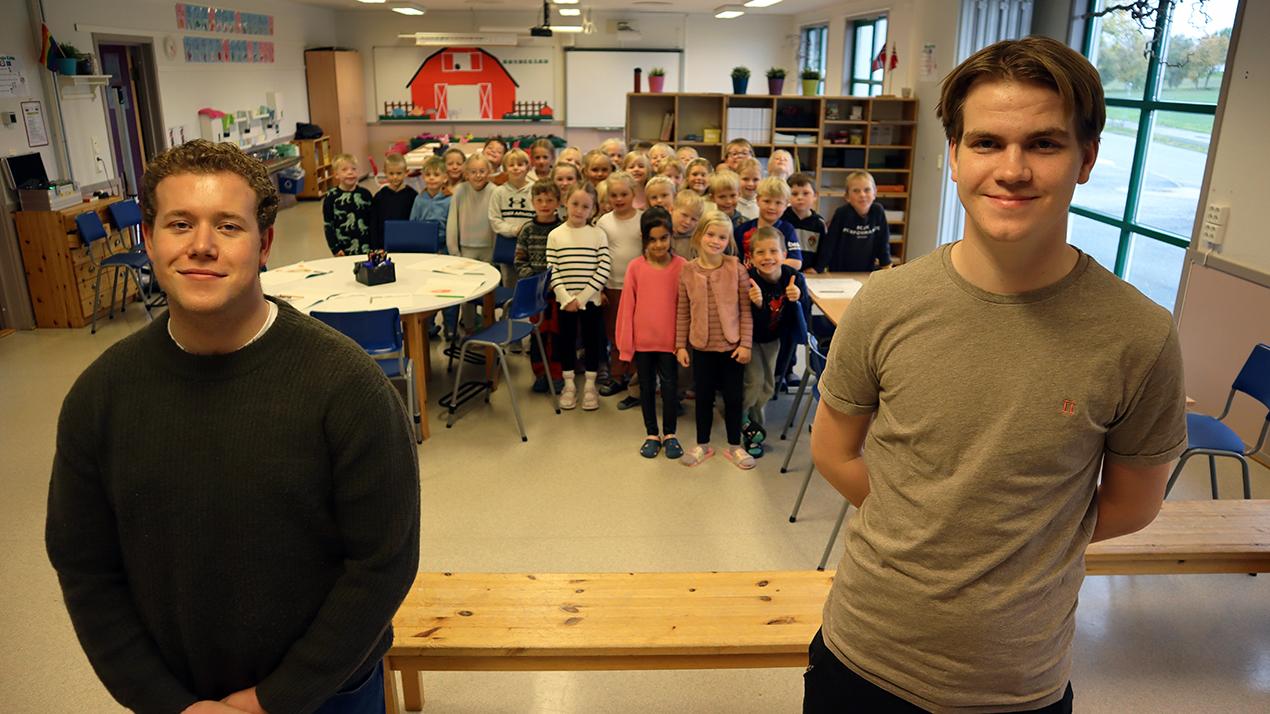 God kjemi: Både Thomas og Sondre har erfaring frå skule og klasserom, og spør difor gjerne om å få undervise også når dei er i bonuspraksis. Det set 2. klassingane i Skogn pris på. Foto: Bjørnar Leknes.