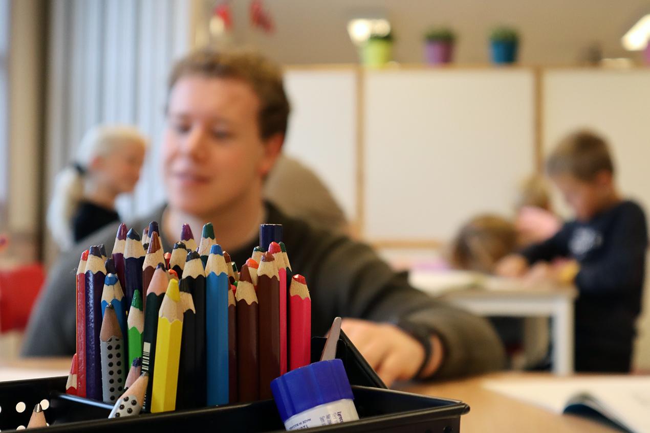 På rett veg: Thomas Brocks frå Trondheim tar grunnskulelærarutdanning i Levanger, og er trygg på sitt val av utdanning. – Å hjelpe barn er veldig motiverande og givande, seier han. Foto: Bjørnar Leknes.