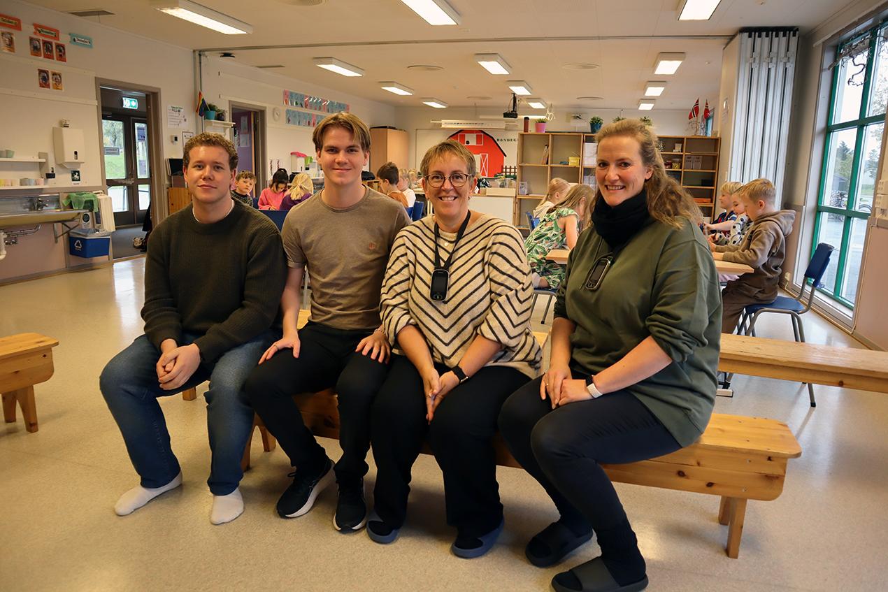 Pilotar i pilotprosjekt: Frå venstre studentane Thomas Brocks og Sondre Moe Kvernbråten saman med lærarane Vibeke Aursand og Ann Hege Laurgård ved Skogn barne- og ungdomsskole. Foto: Bjørnar Leknes.