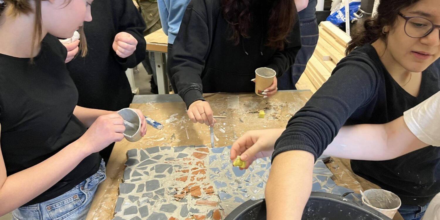 Ungdommene fra Bjølsen skole bruker gamle fliser og teglstein til å skape noe nytt. Foto: Kathrine Nitter / SINTEF