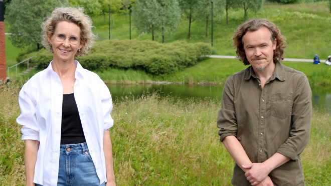 Silje Førland Erdal og Lars Gudmundsson møtes til samtale om 22. juli og undervisning- både i skolen og på Utøya (foto: Vebjørn Løvås/UiO).