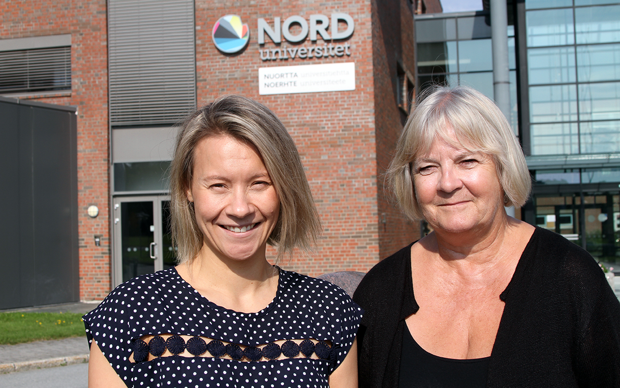 Spennende forprosjekt: Sandra Nystø Ráhka og Wenche Rønning foran Nord universitet, Bodø. Foto: Per Jarl Elle.