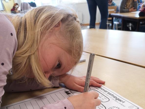 Førsteklassing Grete Randa skriver om sommeren. Det er viktig at elevene får jobbe med meningsfull lesing og skriving i samspill med bokstavinnlæring gjennom hele skoleåret.