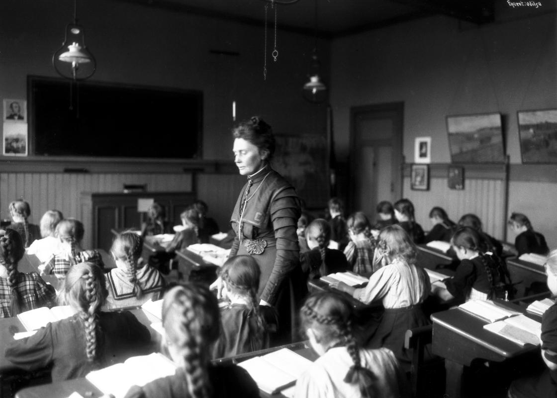 Anna Rogstad underviste både gutter og jenter på ulike trinn og var opptatt av gode læremidler, her fra en «skrivetime» i 1909. Foto: Andreas Beer Wilse/Norsk Folkemuseum