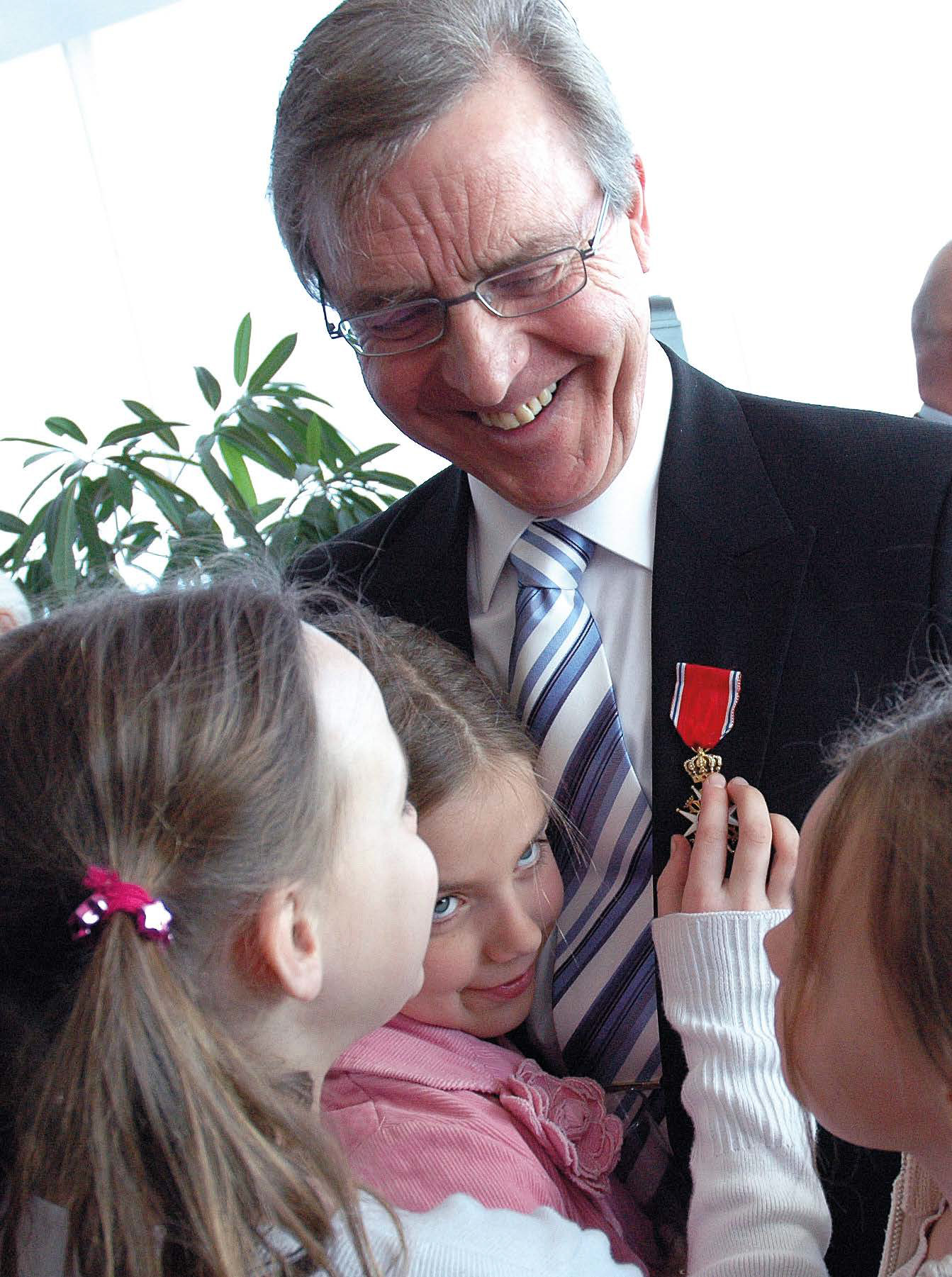 Edvard Befring omkranset av barnebarn etter i 2005 å ha blitt slått til Ridder av 1. klasse av St. Olavs Orden, for sin innsats for funksjonshemmede og vanskeligstilte barn. Foto: Ola Gamst Sæther.