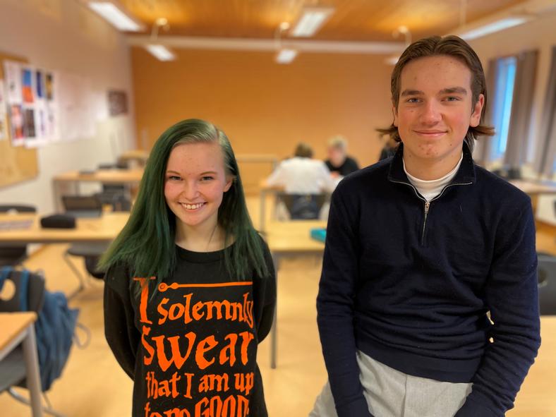 - Vi synes karriere er et litt skummelt ord. De to 10.klassingene Tuva-Kariin og Jonathan får støtte i akkurat det i ny doktorgrad. (Foto: Ole Martin Ringlund)