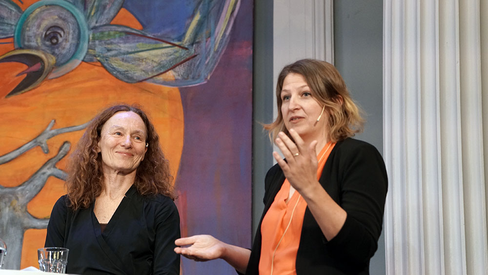 Camilla Stoltenberg og Astrid Marie Jorde Sandsør på Scene Domus Bibliotheca i april 2025. Foto: Monica Bjermeland/UiO