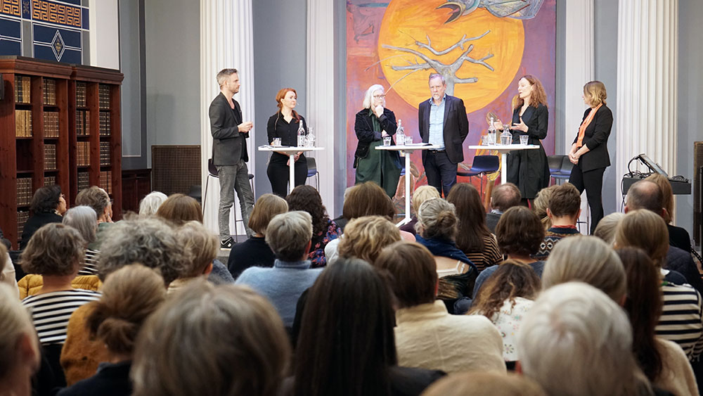 Klasse i sentrum engasjerte. Programleder Magnus Marsdal (t.v.), Veslemøy Rydland, Kristin R. Øvergaard, Patrick Stark, Camilla Stoltenberg og Astrid Marie Jorde Sandsør. Foto: Monica Bjermeland/UiO