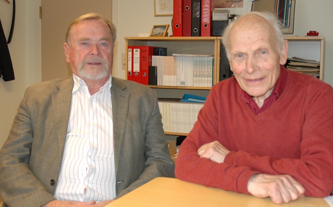 Seniorene Åsulv Frøysnes (t.v.) og Per Østerud er glødende opptatt av norsk lærerutdanning. Foto: Kari Aamli 
