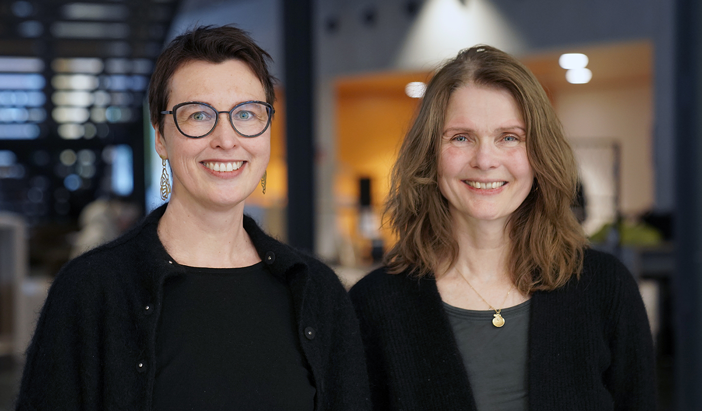 Førsteamanuensis Elin Sæther og Ragne Hilde Solum møtes til samtale om hvordan forskere og skolefolk kan jobbe sammen (foto: Shane Colvin/UiO).