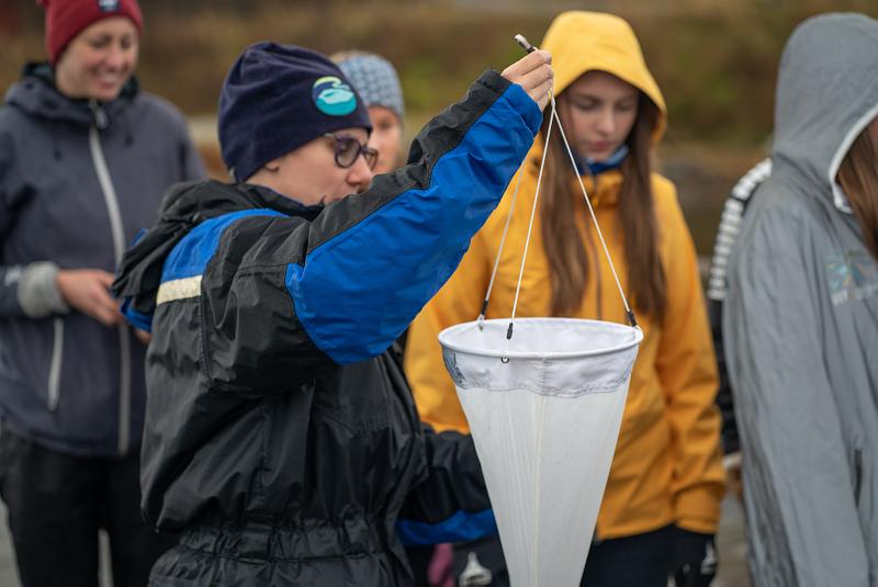 På jakt etter mikroplast og plankton med håv: Forsker Claudia Halsband fra Akvaplan-niva og elevene fra NTG-U. Foto: Jonatan Ottesen/UiT