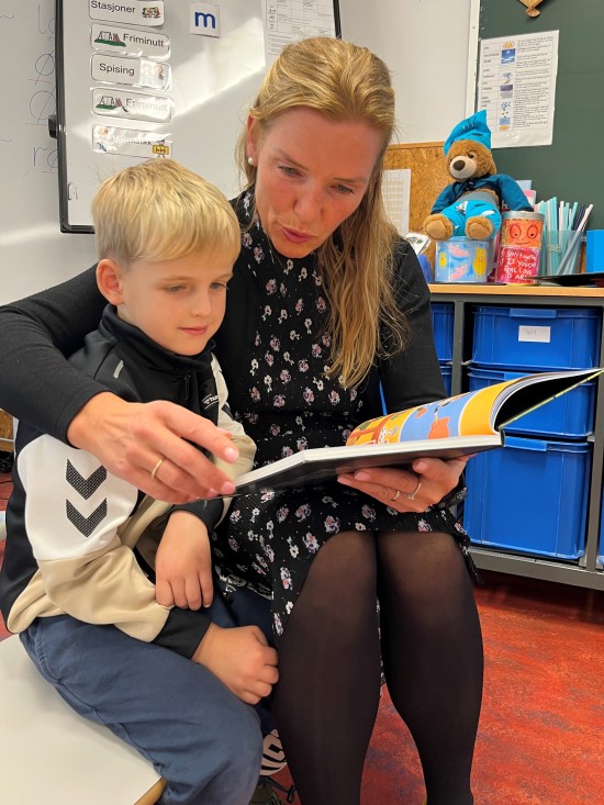 Det er Olivers tur å øve på leseleksa sammen med lærer Wibecke Bauge. Foto: Elisabeth E. S. Rongved