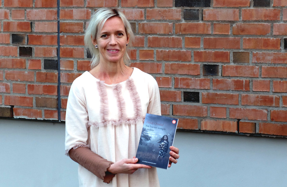 Heidi Omdal med sin nye bok: «Når barnet unngår å snakke. Selektiv mutisme i barnehage og skole».