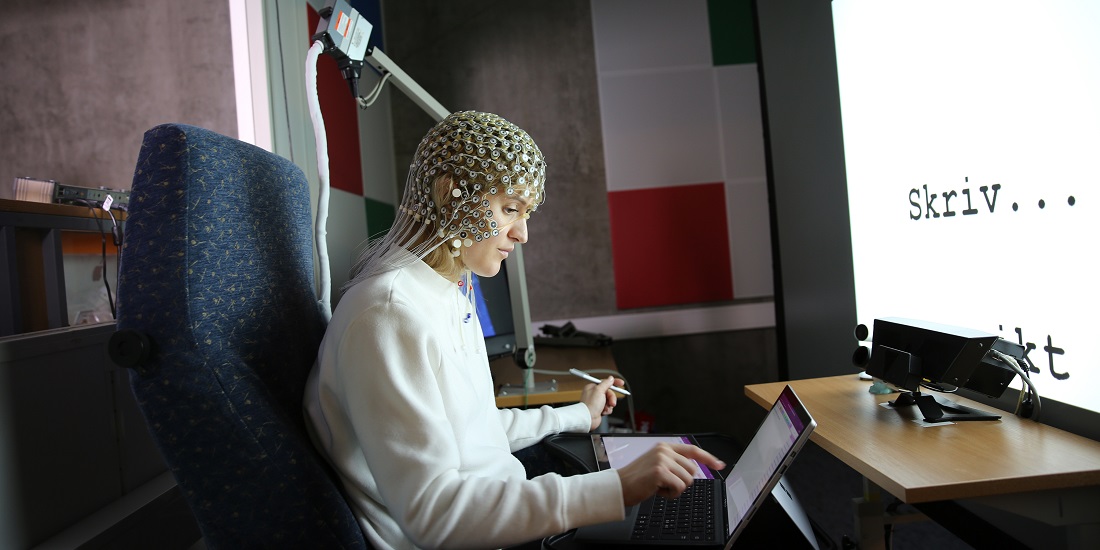 Forskerne undersøkte studenter som skrev på et nettbrett, både med en digital penn og med digitalt tastatur. Å skrive for hånd førte til at studentene lærte bedre. Foto: NTNU