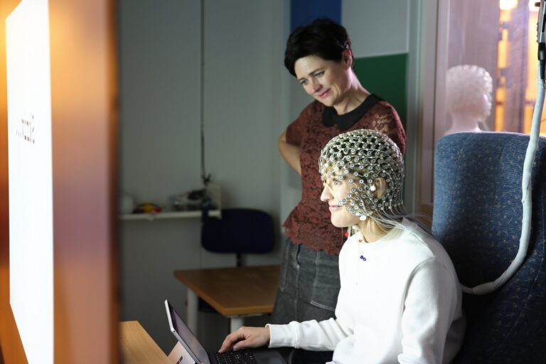 Studenter deltok i undersøkelsen som sammenlignet skriving med penn og tastatur. Her følger professor Audrey van der Meer med på testingen. Foto: NTNU