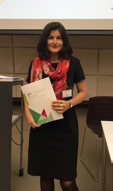 Professor Ella Idsøe ved Læringsmiljøsenteret holder NOU-en. Foto: Læringsmiljøsenteret
