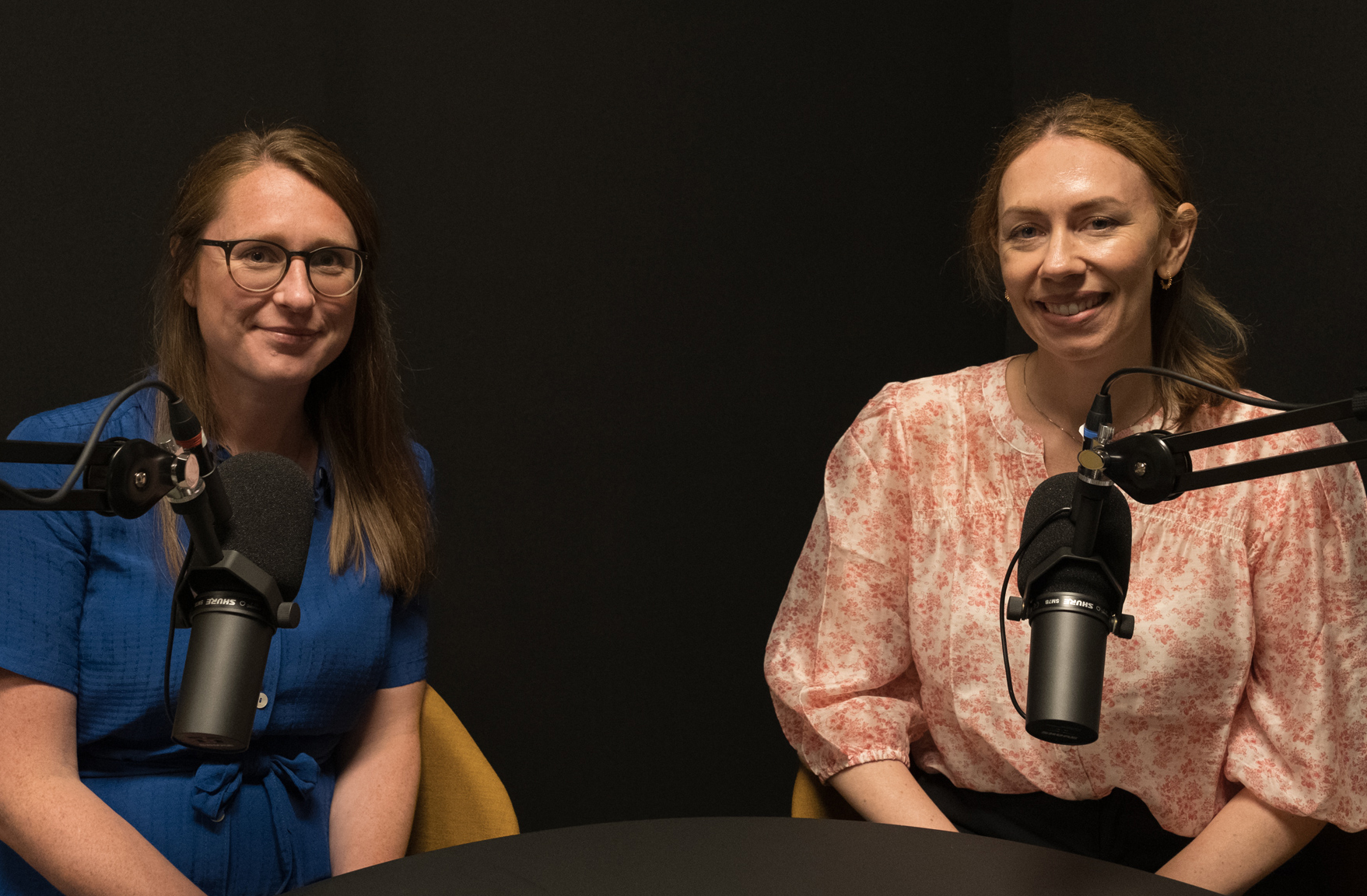 Linn Stokke Guttormsen (OsloMet) og Karoline Hoff (Statped) svarer på alt du lurer på om stamming. Foro: Fredrik Solli Wandem, SpedAims. Billedtekst