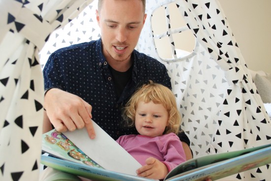 Sofie (2) leser personlig bok med onkel. Foto: Maria Gilje Strand