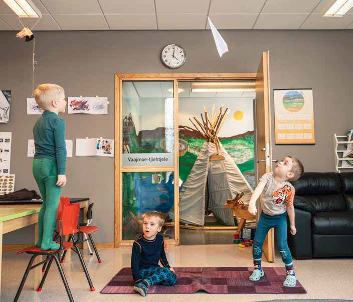 SAMISK KULTUR: Opplever samiske barn sammenheng mellom barnehages pedagogikk og oppdragelsen de får hjemme, bidrar det til livsmestring, ifølge studie. Her er Jåvva (f.v.), Elias, Emanuel og Even i den sørsamiske barnehagen Suaja Maanagierte i Snåsa.