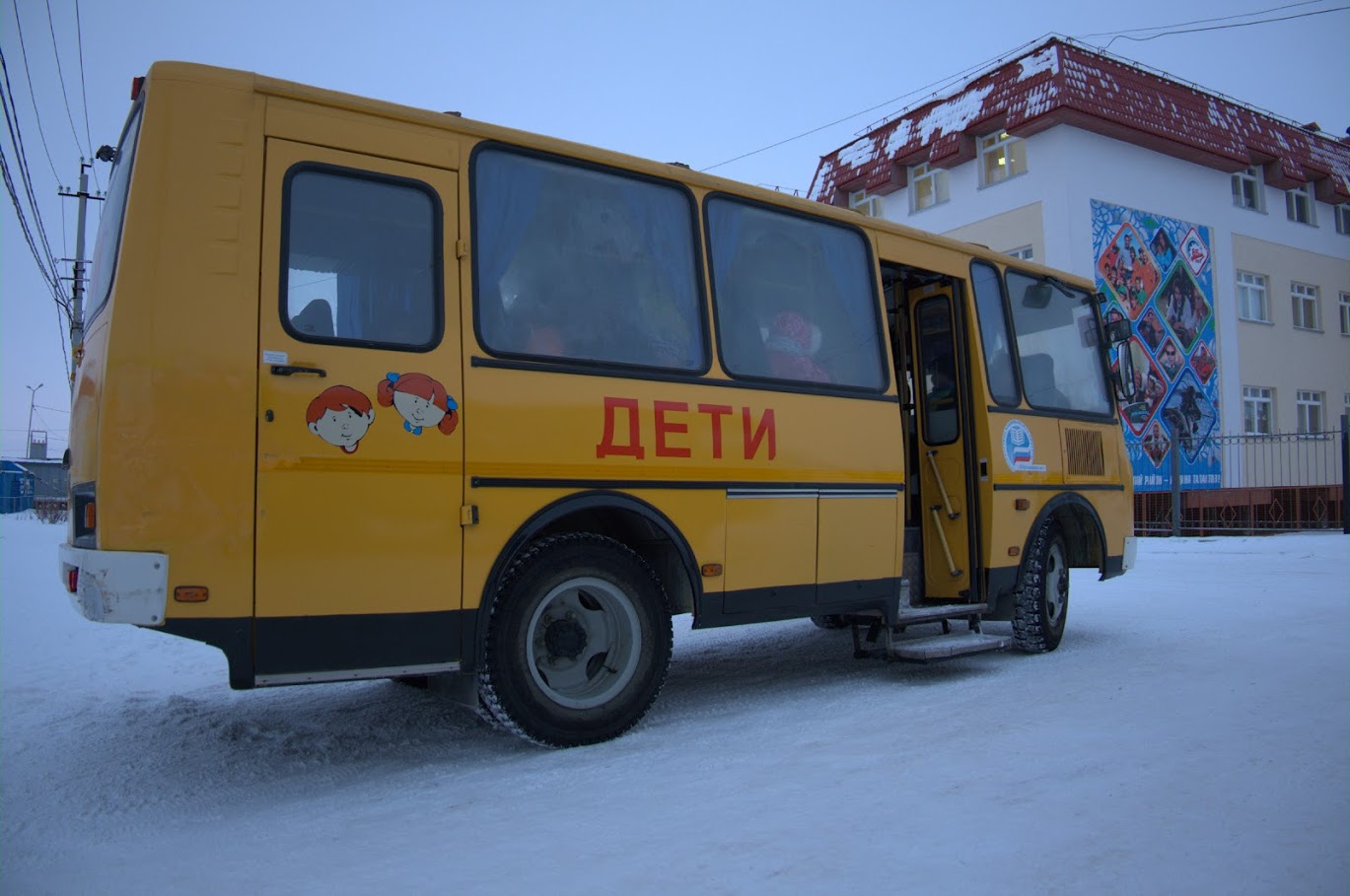 FREMMED: Skolebussen som tegn på noe annet enn det tradisjonelle som barna i Nenets er vokst opp med. Foto: Privat