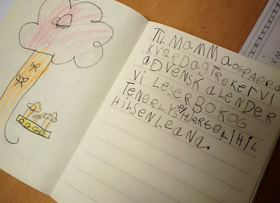 Elevene skriver brev og beskjeder hjem flere ganger i uka. Dette har de gjort fra første skoledag. Foto: Elisabeth Rongved