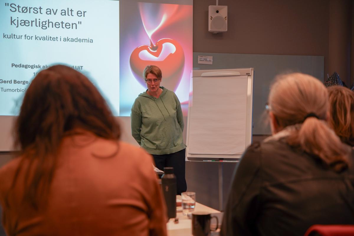 Gerd Berge, førsteamanuensis og leder for Tumorbiologisk forskningsgruppe på Institutt for medisinsk biologi, holdt foredraget «Størst av alt er kjærligheten - kultur for kvalitet i akademia» på Pedagogisk akademi inne på Linken i Forskningsparken. Foto: Kaja Alexandra Halvei Larsen