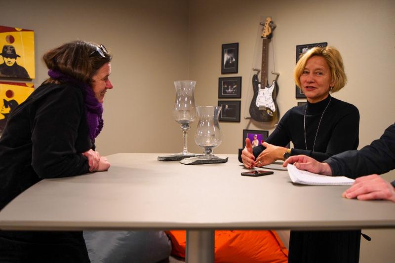 Kristine Ludvigsen og Ragnhild Sandvoll jobber for at Pedagogisk akademi skal bli en arena for samarbeid om kvalitet i utdanning. Foto: Kaja Alexandra Halvei Larsen