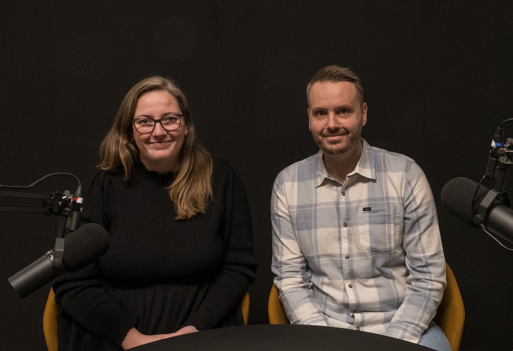 Gjester i studio: Lill Helen Meisingset, inspektør ved Nordvoll skole, og Roald Øien, professor i spesialpedagogikk og utviklingspsykologi ved Universitetet i Tromsø. Foto: Fredrik Solli Wandem, SpedAims.