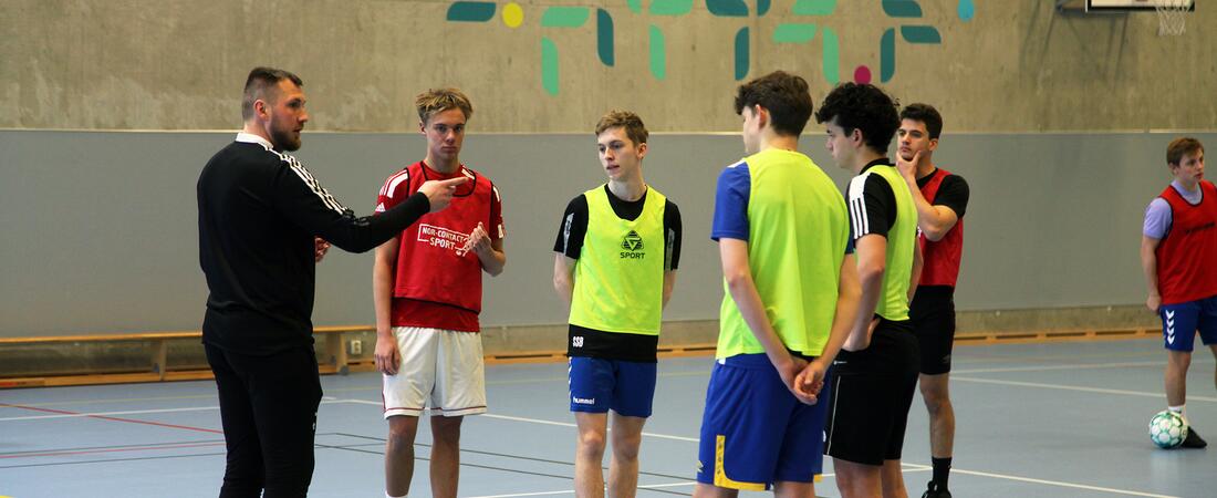 Alexander Hovdevik under praksis som fotballærer ved Kristen videregående skole Trøndelag (KVT). Foto: HiVolda.