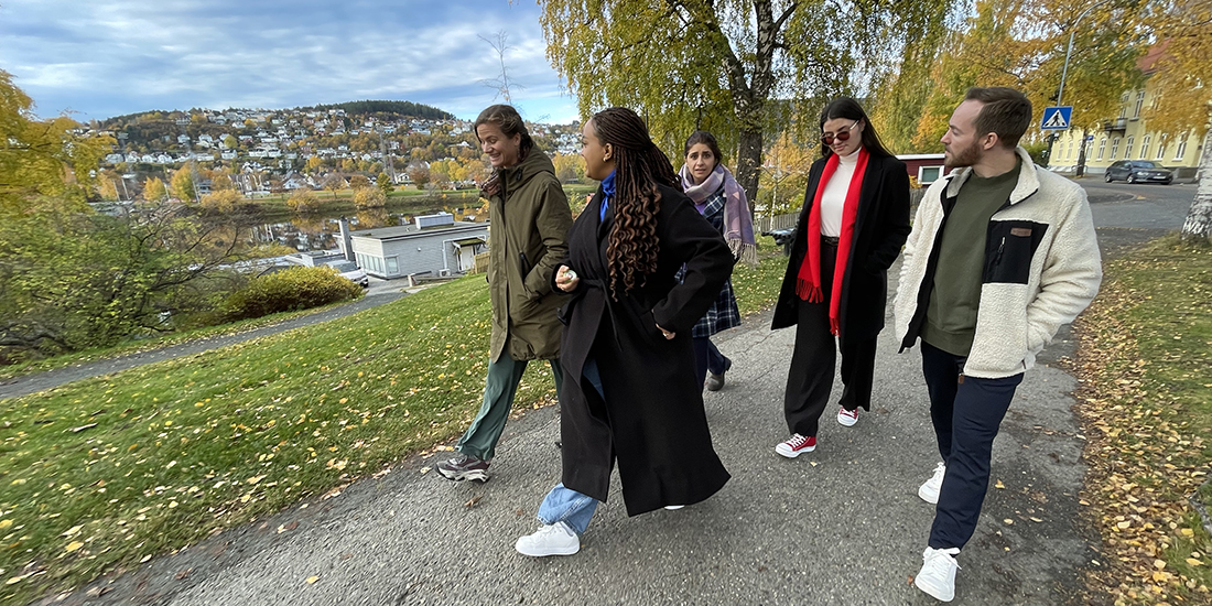 Studentene bruker en app (Taskcards) hvor de legger inn stikkord fra diskusjonen. Slik kan underviseren følge med på diskusjonen i sanntid. Stikkordene er også nyttige når studentene er samlet i klasserommet igjen til en felles diskusjon. Ida Vasstrand (f.v.), Baseba Tesfaldet Sium, Lana Jaber Al-Zaoki, Alina Maliuta og Thomas Kristiansen valgte å ta diskusjonsturen utendørs i det fine høstværet. Foto: Karen Bauer/NTNU