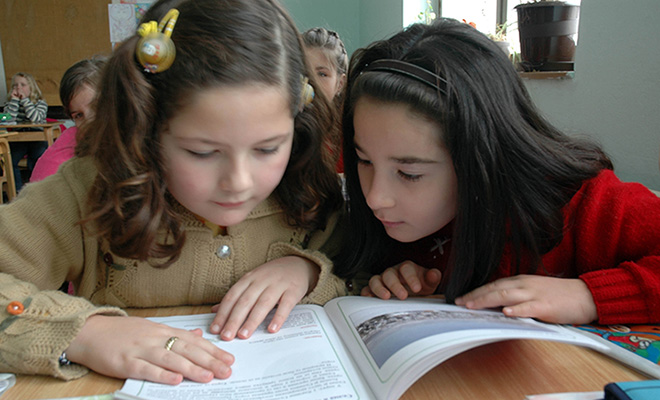 I flerspråklige regioner i det sosialistiske Jugoslavia var det vanlig at skolebarn fikk undervisning i et minoritetsspråk. I dag må barn på Balkan lære naboene sitt språk på andre måter. Foto: Nicholas Wood/NTB Scanpix.