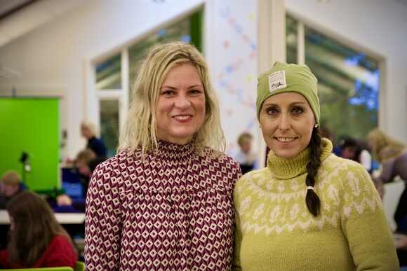 Lærerne Anne Caroline Bakken (t.v.) og Irene Arnevik fra Tinntjønn skole.
