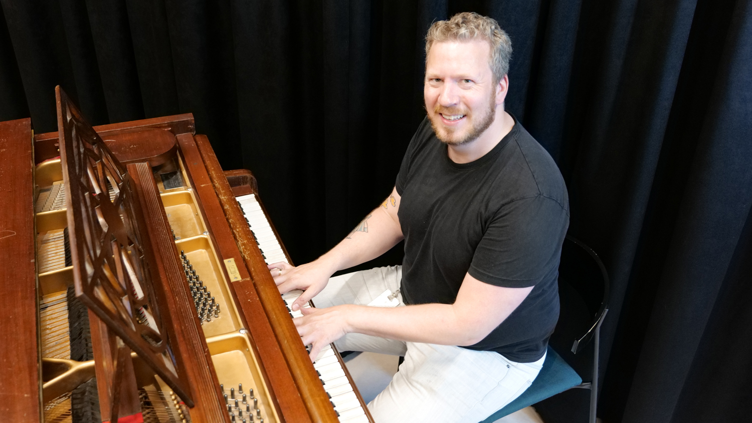 Piano har vært med Eirik Skjelstad hele livet. Et litt artig poeng er at medforfatteren på artikkelen, Live Weider Ellefsen, var Eirik sin pianolærer fra han var 13 år... Nå har de forsket på et viktig tema sammen. (Foto: Espen Kristiansen/Høgskolen i Innlandet)