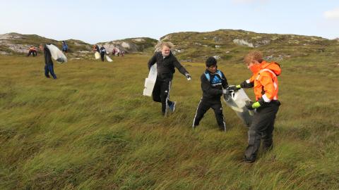 Elever fra Byåsen videregående skole i Trondheim skulle kartlegge omfanget av marint søppel og gikk blant annet manngard for å se hvor mye de kunne finne på et tilsynelatende rent område. Foto: Hilde Ervik/Lektor2