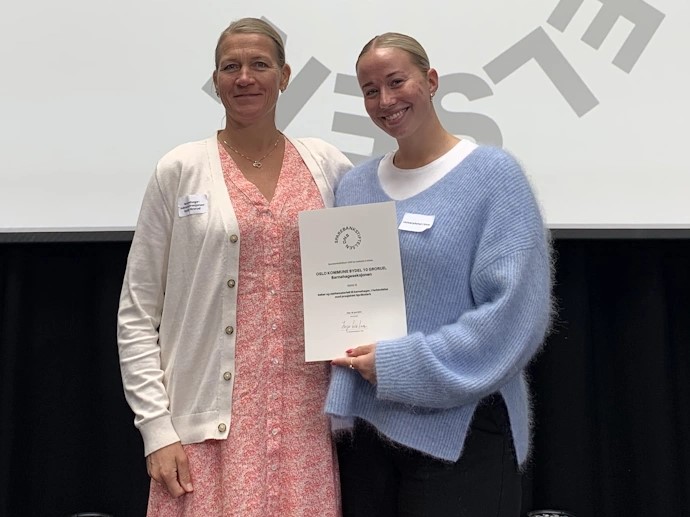 Assisterende barnehageleder Merete Andersen Rød (t.v.) fra Bydel Grorud og prosjektkoordinator Dina Margareta Egner deltok på Sparebankstiftelsens overrekkelse. Foto: UiO